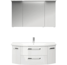 Badezimmermöbel-Set bestehend aus weißem Waschbeckenunterschrank mit geschwungener Front, Armatur und dreitürigem Spiegelschrank.