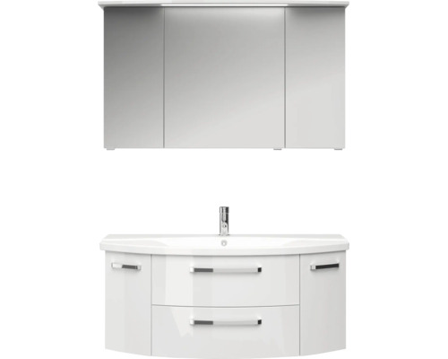 Badezimmermöbel-Set bestehend aus weißem Waschbeckenunterschrank mit geschwungener Front, Armatur und dreitürigem Spiegelschrank.