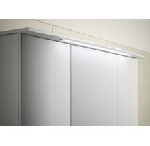 Lineare LED-Aufsatzleuchte für einen Spiegelschrank im Badezimmer zur Montage auf dem Schrankdeckel.