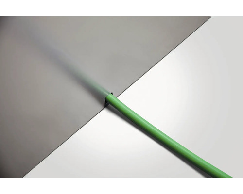 Tuyau d''irrigation vert en plastique sur fond clair