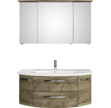 Badmöbel-Set mit Waschtischunterschrank in Holzoptik, vier Schubladen, weißem Waschtisch, Armatur und dreitürigem Spiegelschrank.