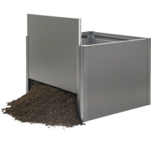 Silo à compost avec trappe partiellement ouverte et terre de compost