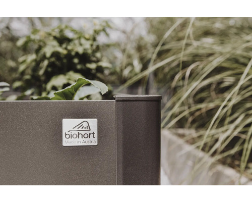 Detailaufnahme eines Biohort Hochbeets mit Biohort Logo