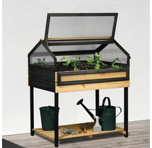 Hochbeet mit Anzuchtkasten, Pflanzen, Giesskanne und Gartenzubehör