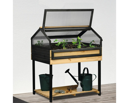 Hochbeet mit Anzuchtkasten, Pflanzen, Giesskanne und Gartenzubehör