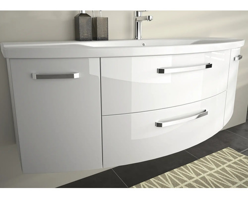 Moderner weißer Badunterschrank mit geschwungener Front, silbernen Metallgriffen und integriertem Waschbecken.