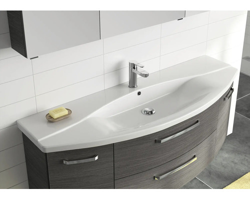 Moderner Badezimmer-Waschtisch mit weissem Mineralguss-Becken und dunklem Unterschrank mit Holzstruktur und Metallgriffen.