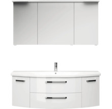 Badezimmermöbel-Set mit dreitürigem Spiegelschrank, Beleuchtung, weißem Waschtisch und Unterschrank mit silbernen Griffen.