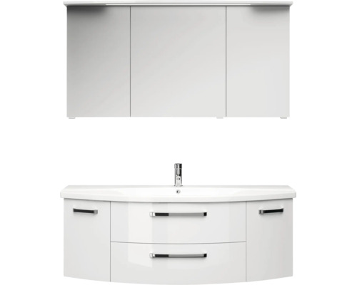 Badezimmermöbel-Set mit dreitürigem Spiegelschrank, Beleuchtung, weißem Waschtisch und Unterschrank mit silbernen Griffen.