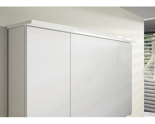 Weißer Schrank mit integrierter Beleuchtung an der Oberseite, modernes Design.