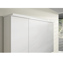 Weißer Schrank mit integrierter Beleuchtung an der Oberseite, modernes Design.