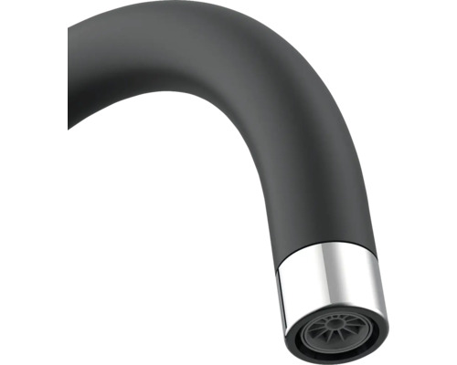 Detailaufnahme eines schwarzen Wasserhahn-Auslaufs mit Perlator
