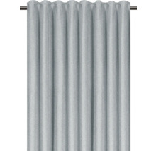 Grauer Vorhang mit Faltenaufhängung an einer Gardinenstange