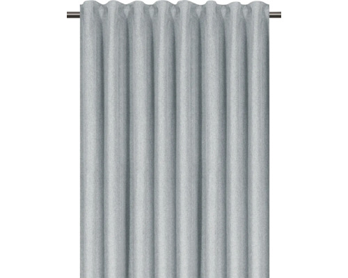 Grauer Vorhang mit Faltenaufhängung an einer Gardinenstange