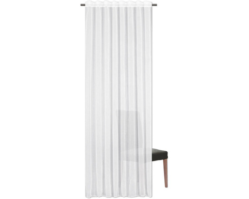 Voilage décoratif blanc avec suspension à bande fronceuse devant une chaise