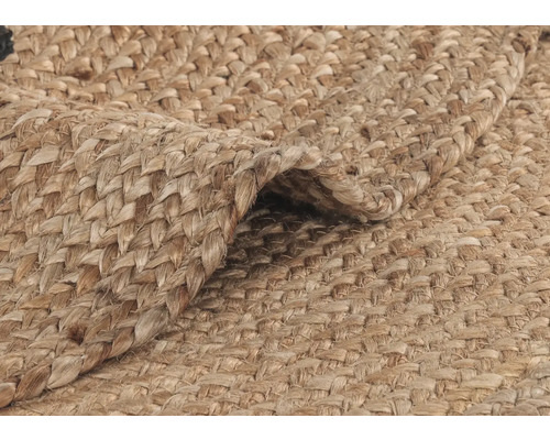 Detailansicht eines geflochtenen Teppichs aus Naturfasern