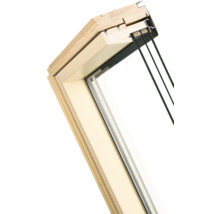 Coupe transversale de fenêtre de toit avec cadre en bois et vitrage isolant