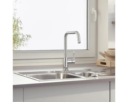 Küchenspüle mit Armatur vor einem Fenster