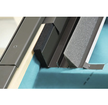 Detailansicht eines Dachfensters mit Dichtung und Metalleinfassung