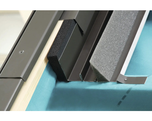 Detailansicht eines Dachfensters mit Dichtung und Metalleinfassung