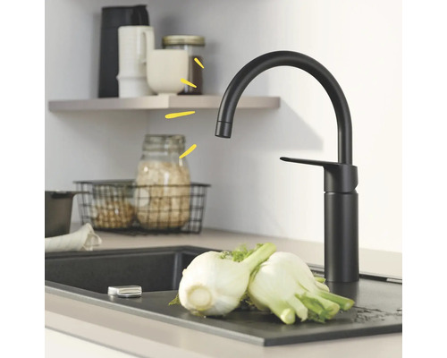 Scène de cuisine avec évier, robinet et légumes