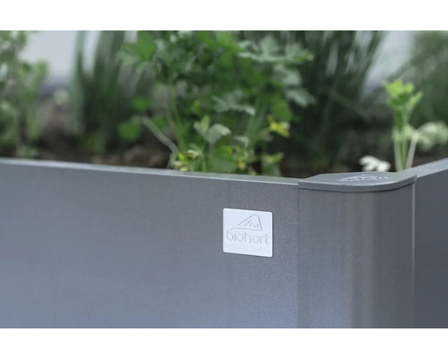 Jardinière surélevée avec le logo Biohort et des plantes