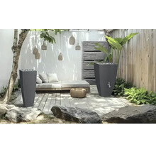 Gestaltete Gartenszene mit Hochbeeten, Lounge-Bereich und Steinelementen