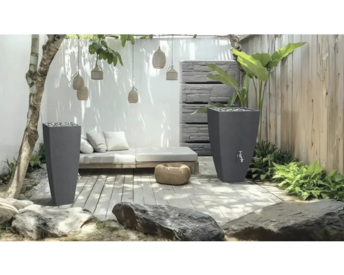 Gestaltete Gartenszene mit Hochbeeten, Lounge-Bereich und Steinelementen