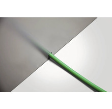 Tuyau d''arrosage vert sur fond gris et blanc