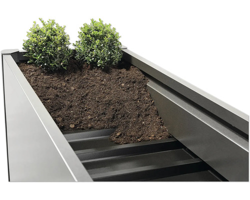 Jardinière surélevée en métal avec terre et plantes