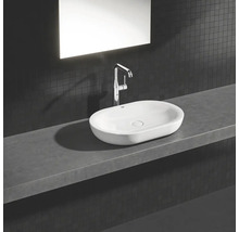Badezimmer Waschbecken mit Armatur und Spiegel
