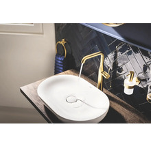 Salle de bain moderne avec vasque à poser, robinet et distributeur de savon