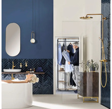 Salle de bains moderne avec baignoire, lavabo, douche et dressing