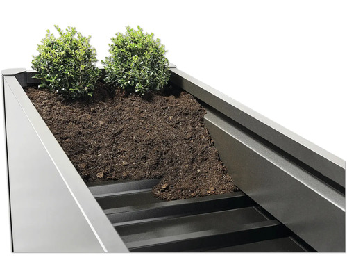 Jardinière en métal avec terre et plantes