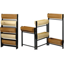 Mehrere Holz-Pflanzkästen auf einem schwarzen Metallgestell zur vertikalen Gartenarbeit.