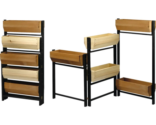 Mehrere Holz-Pflanzkästen auf einem schwarzen Metallgestell zur vertikalen Gartenarbeit.