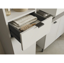 Meuble de salle de bains avec tiroir ouvert, rempli de serviettes et brosse.