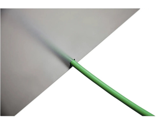 Vue détaillée d''une plaque composite en aluminium avec un tube vert