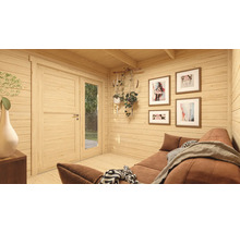 Innenraum eines Holzhauses mit Sofa, Tür und Dekoration