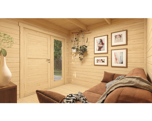 Vue intérieure d'une maison en bois avec porte, canapé et décoration