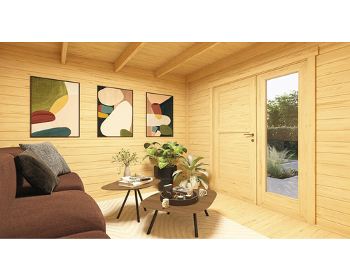 Image intérieure d'une maison en bois avec canapé, tables, plantes et objets de décoration