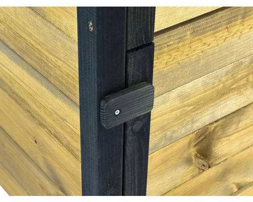 Detailansicht einer Holzkonstruktion mit Riegel