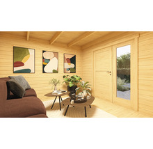 Intérieur d'une maison de jardin en bois avec canapé, tables et décoration