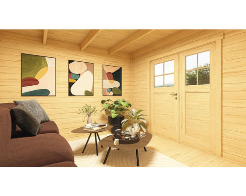 Helle Holzhütte mit Sofa, Tischen, Pflanzen und dekorativen Bildern an der Wand