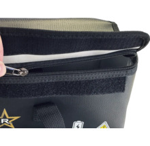 Detailansicht einer Werkzeugtasche mit Reißverschluss und Klettverschluss