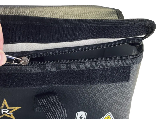 Detailansicht einer Werkzeugtasche mit Reißverschluss und Klettverschluss