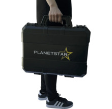 Schwarzer Werkzeugkoffer mit Planet Star Logo wird von einer Person getragen