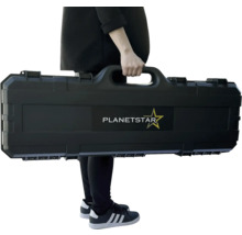 Personne portant une valise rigide noire de la marque Planetstar