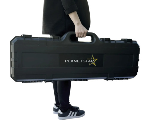 Personne portant une valise rigide noire de la marque Planetstar