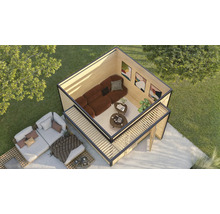 Vue de dessus d'un salon de jardin moderne avec des éléments en bois, un canapé marron et des meubles d'extérieur blancs sur une pelouse